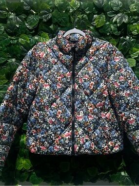 Time and Tru Black Floral Quilted Puffer Jacket